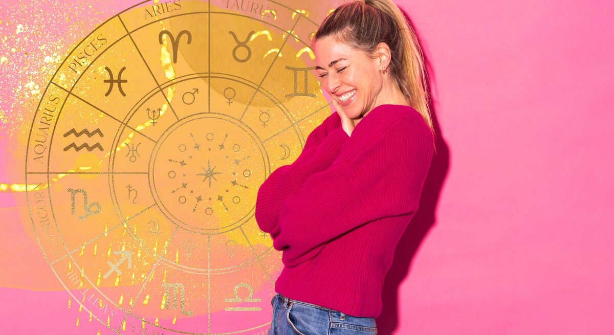 Fröhliche Frau vor rosa Hintergrund mit astrologischen Zeichen