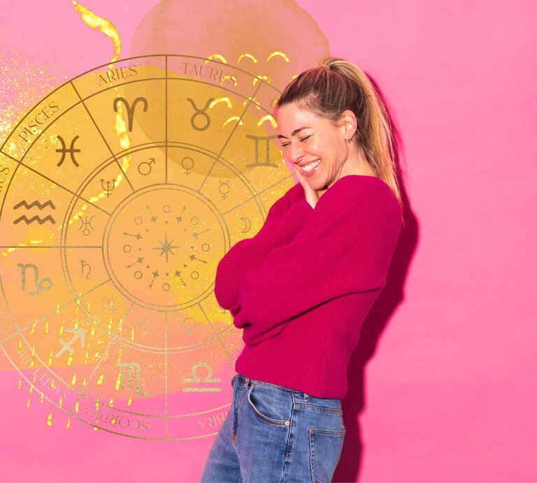 Fröhliche Frau vor rosa Hintergrund mit astrologischen Zeichen | © Westend61/gettyimages und nassyart, bombdesign via Canva.com [M]