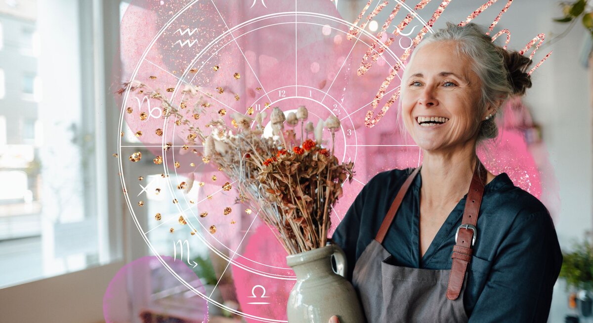 Mitarbeiterin eines Blumenladens die glücklich lächelt und von astrologischen Symbolen umgeben ist.