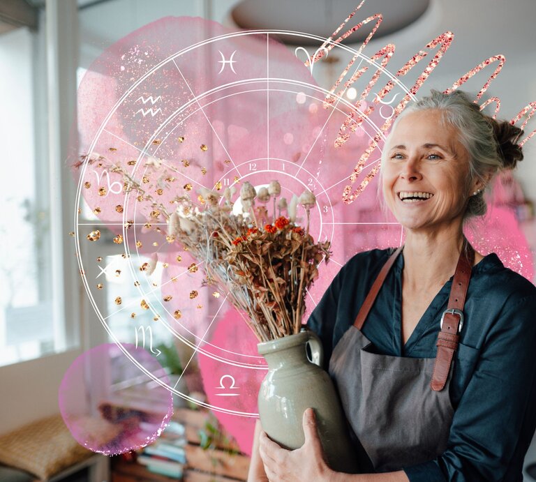 Mitarbeiterin eines Blumenladens die glücklich lächelt und von astrologischen Symbolen umgeben ist. | © Westend61/gettyimages, artulina, bombdesign via Canva.com [M]