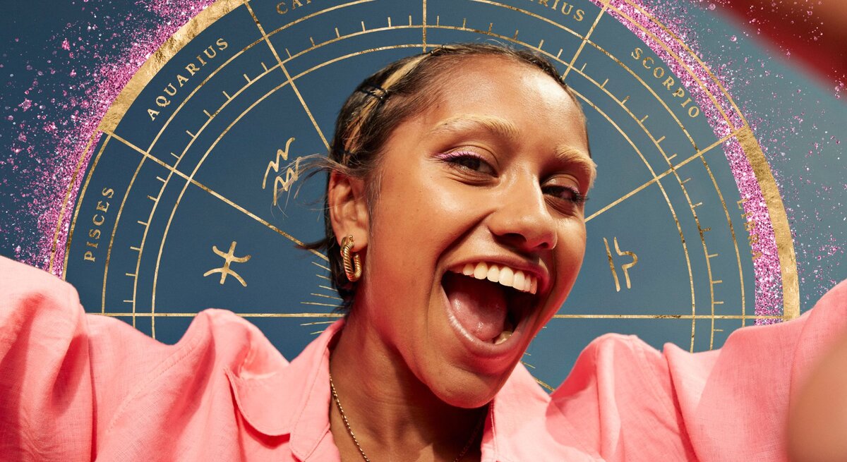 Frau in pink gekleidet die lächelt und von astrologischen Symbolen umgeben ist.