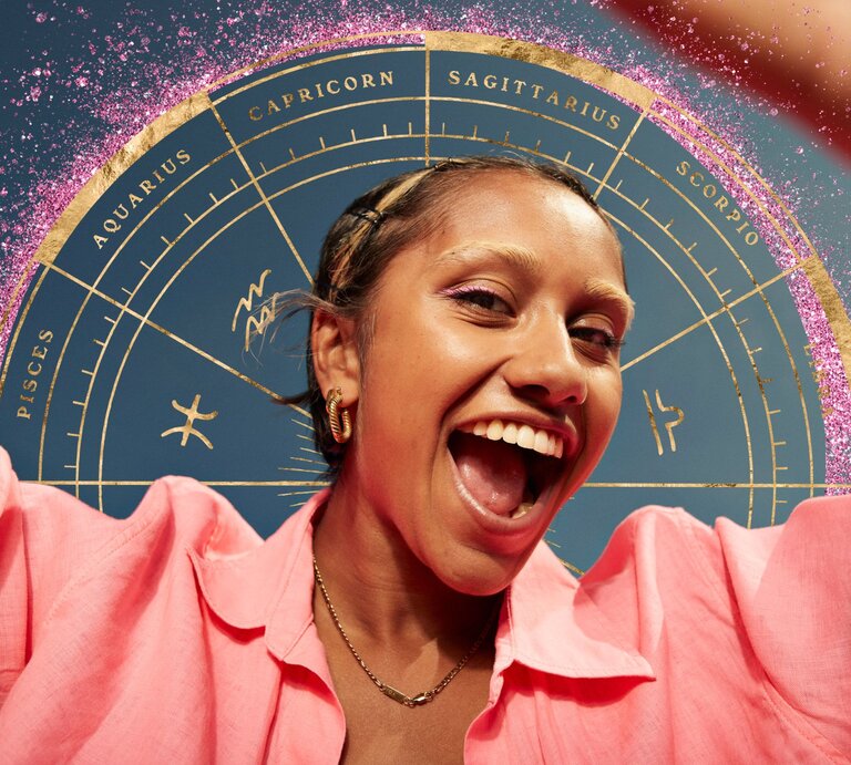 Frau in pink gekleidet die lächelt und von astrologischen Symbolen umgeben ist. | © Klaus Vedfelt/gettyimages, blixa6studios & cppdesign via Canva.com [M]