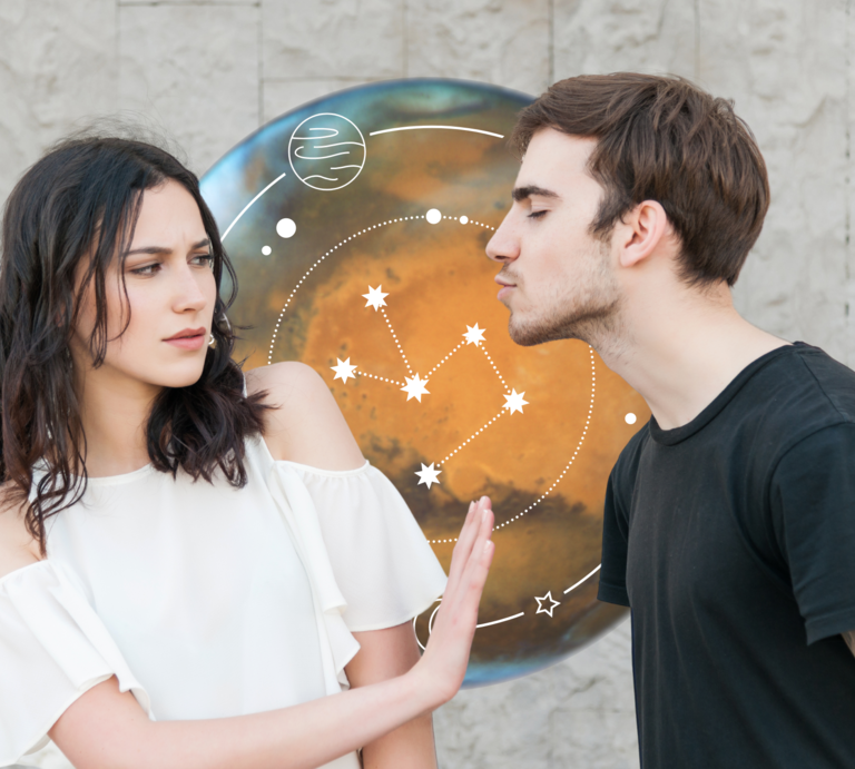Mann versucht eine Frau zu küssen, doch sie weist ihn ab. Im Hintegrund sind astrologische Symbole. | © stock-eyegettyimages, kristina-chistiakova und nasaimages via Canva.com [M]