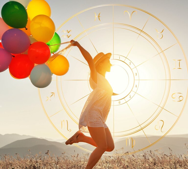 Junge Frau läuft mit Luftballons in einem sonnigen Feld umgeben von astrologischen Symbolen. | © artulina und gettyimagespro via Canva.com [M]