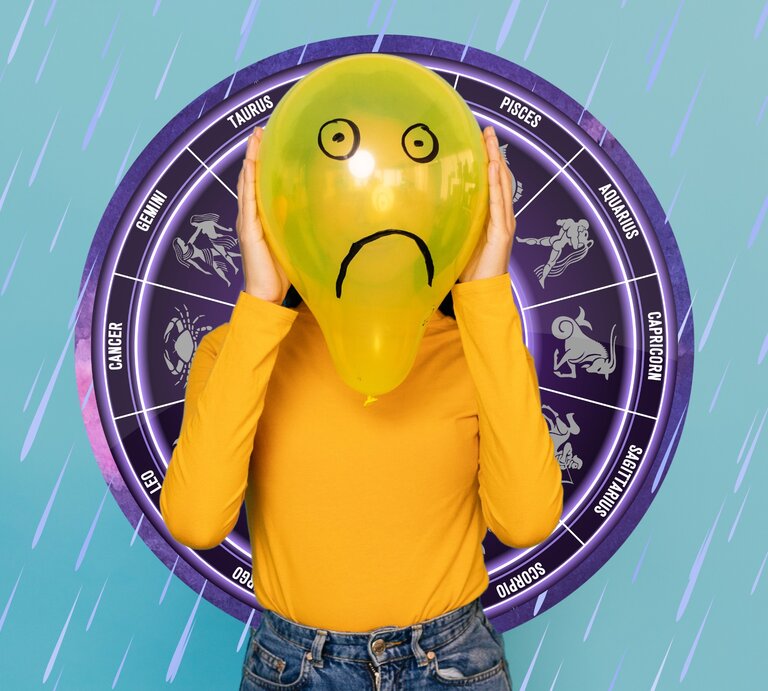 Junge Frau versteckt hinter einem Ballon mit einem traurigen Gesicht darauf, über einem blauen Hintergrund. Konzept der negativen Emotionen. | © Xavier Lorenzo/gettyimages und vstoika5, sketchify via Canva.com [M]