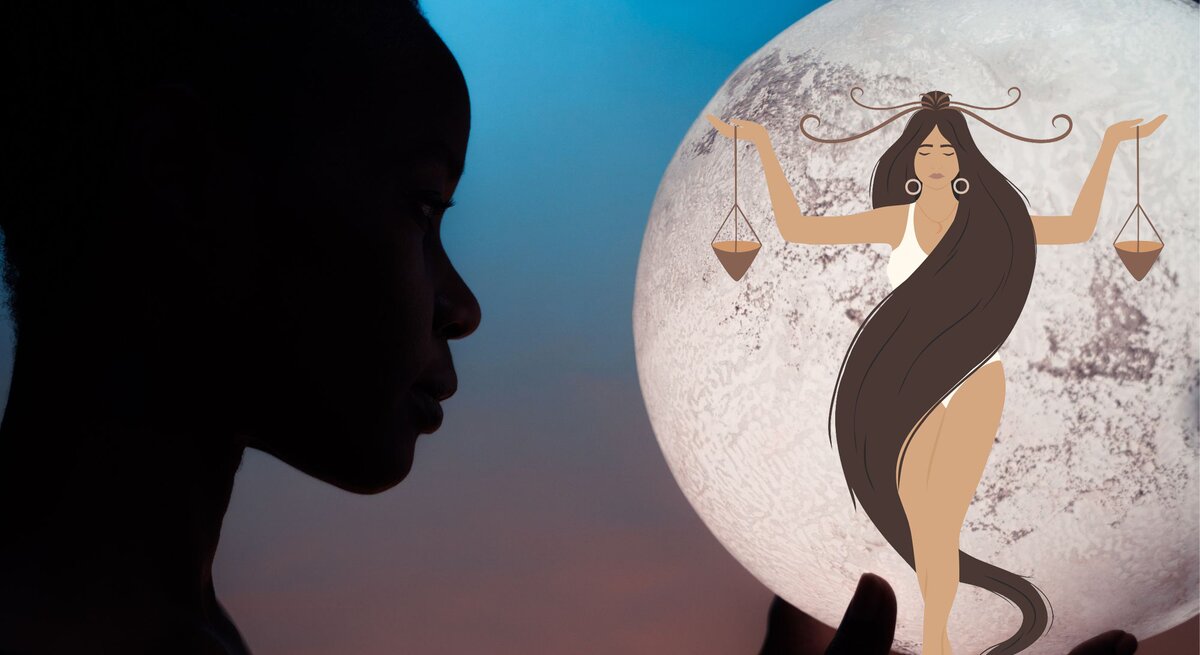 Das Silhouettenprofil einer Person vor einem großen Vollmond, auf dem die Zeichnung einer weiblichen Figur mit einer Waage in den Händen zu sehen ist. Die weibliche Figur scheint die mythologische Darstellung des Sternzeichens Waage zu sein, mit langen, fließenden Haaren und einer Balancierpose. Die Atmosphäre ist mystisch, mit einem subtilen Farbverlauf von blau zu orange im Hintergrund, was den Eindruck von Dämmerung oder Morgengrauen vermittelt.