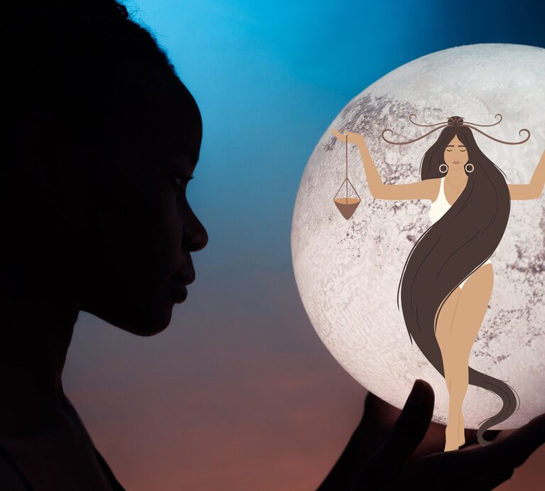 Das Silhouettenprofil einer Person vor einem großen Vollmond, auf dem die Zeichnung einer weiblichen Figur mit einer Waage in den Händen zu sehen ist. Die weibliche Figur scheint die mythologische Darstellung des Sternzeichens Waage zu sein, mit langen, fließenden Haaren und einer Balancierpose. Die Atmosphäre ist mystisch, mit einem subtilen Farbverlauf von blau zu orange im Hintergrund, was den Eindruck von Dämmerung oder Morgengrauen vermittelt. | © Pexels/ Ron Lach und Yana Alisnova via Canva.com [M].