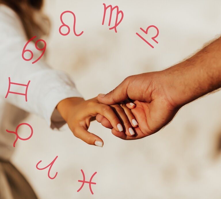 Closeup der Hand einer Frau, die ihre in die Hand eines Mannes legt. Umgeben von den astrologischen Zeichen des Tierkreises.  | © Adobe Stock/ eduard und Keronyart's Images/ Be keronyart via Canva.com [M]