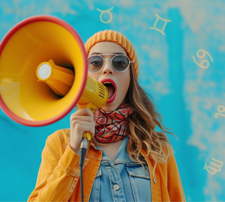 Eine Junge Frau mit orange-farbener Mütze steht mit einem Megafon vor dem Mund. | © Adobe Stock/ Ash (KI generiert) und Chikovnaya via Canva.com [M]