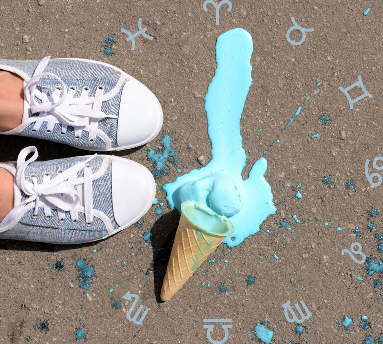 Neben ein paar Chucks liegt ein türkisfarbenes Eis auf der Straße. | © Chikovnaya und pixelshot via Canva.com [M]