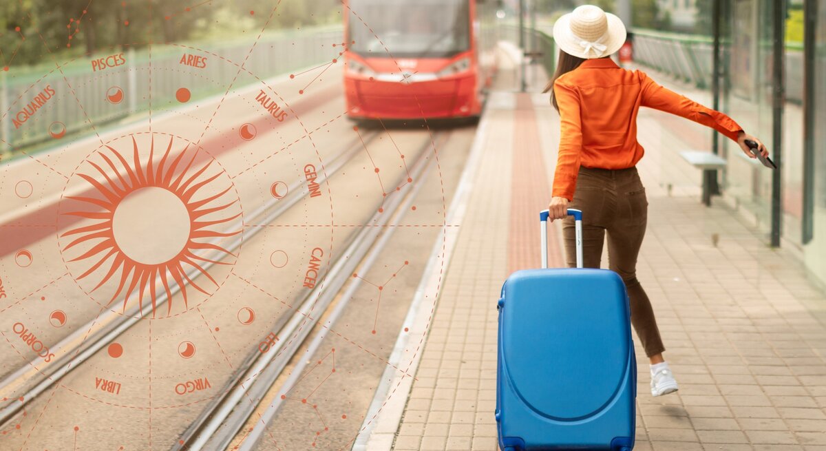 Eine Frau mit Rollkoffer auf dem Bahnsteig läuft einem wegfahrenden Zug hinterher.
