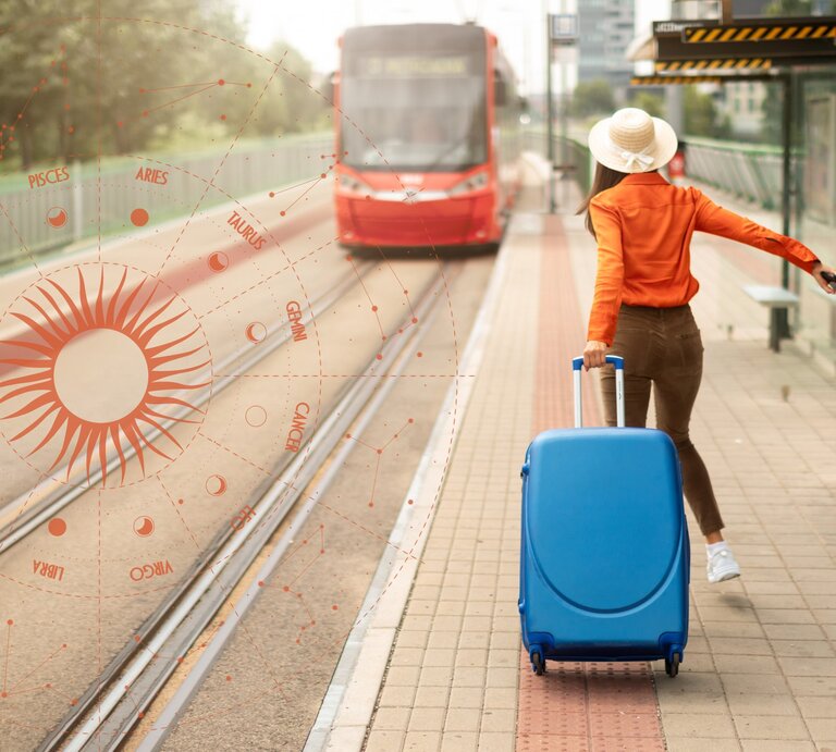 Eine Frau mit Rollkoffer auf dem Bahnsteig läuft einem wegfahrenden Zug hinterher. | © Adobe Stock/ Prostock-studio und Chikovnaya via Canva.com [M]