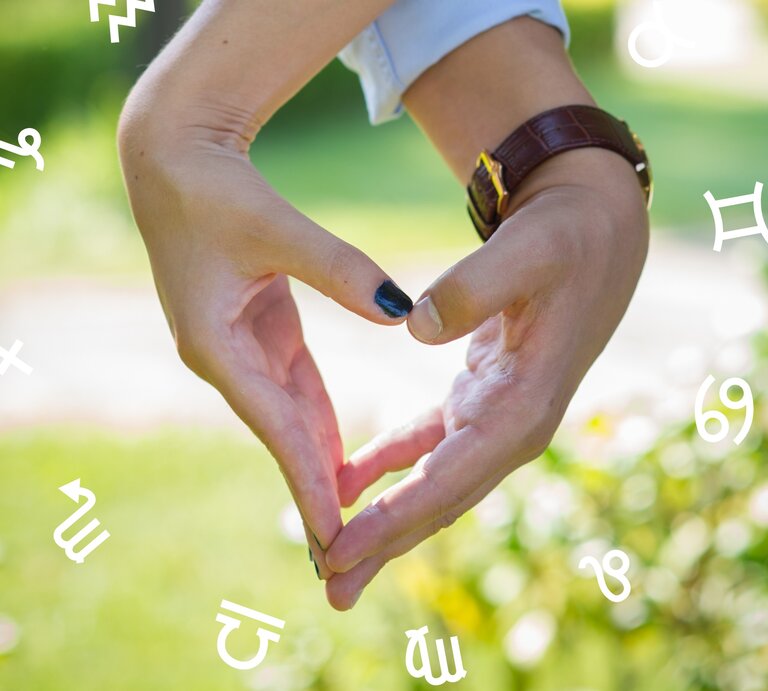 Die Hand einer Frau und eines Mannes formen ein Herz. Im Hintergrund ist das Grün von Natur zu sehen. Umgeben sind die Hände von den astrologischen Zeichen des Tierkreises.  | © pixabay/ MauraLBU und Chikovnaya via Canva.com [M]