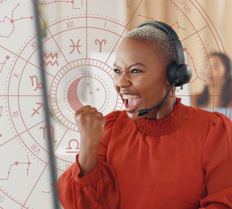 Eine Frau mit dunkler Hautfarbe und kurzen Haaren sitzt mit einem Kopfhörer vor einem Monitor und ball die Hand zu einer Siegerfaust. Ihr Gesichtsausdruck ist kraftvoll und glücklich. | © Adobe Stock/ Kay A/ peopleimages.com und WinWin.artlab. via Canva.com [M]