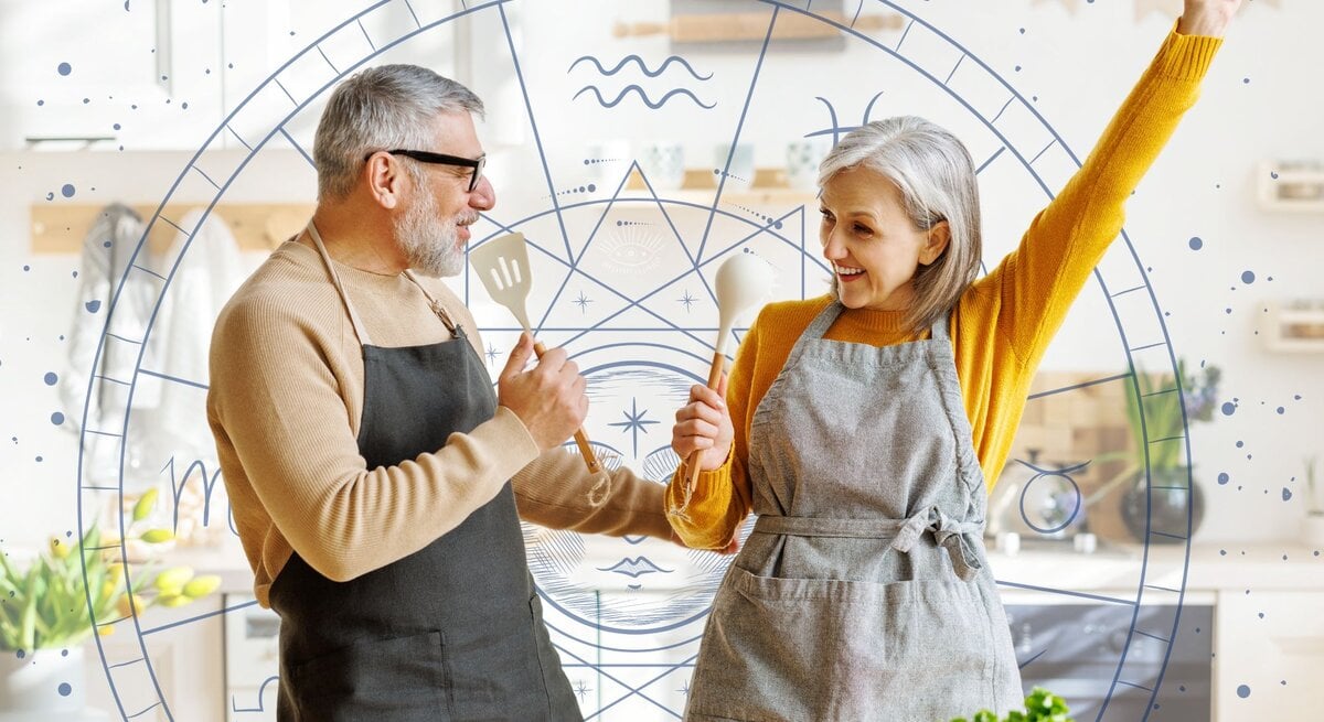 Ein Paar tanzt und hat Spaß in der Küche und nutzt Kochlöffel als Mikrofone. Im Hintergrund ist der Tierkreis mit den astrologischen Symbolen der Sternzeichen zu sehen. 