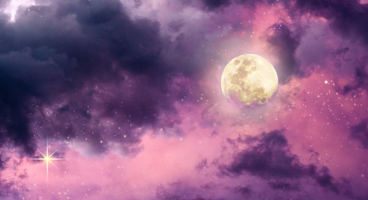 Ein mystisches Bild eines Vollmonds in einem himmlischen Himmel, umgeben von Wolken, die in verschiedenen Schattierungen von Violett und Rosa leuchten, was dem Bild eine träumerische und magische Atmosphäre verleiht. Ein einzelner heller Stern glänzt lebhaft links unten am Bildrand, der dem Szenerie einen Hauch von Wunder hinzufügt.