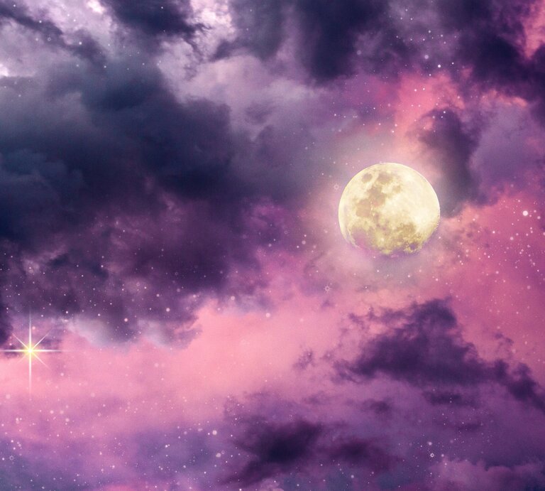 Ein mystisches Bild eines Vollmonds in einem himmlischen Himmel, umgeben von Wolken, die in verschiedenen Schattierungen von Violett und Rosa leuchten, was dem Bild eine träumerische und magische Atmosphäre verleiht. Ein einzelner heller Stern glänzt lebhaft links unten am Bildrand, der dem Szenerie einen Hauch von Wunder hinzufügt. | © Adobe Stock/ Swetlana Wall