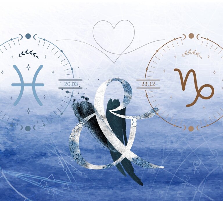 Die astrologischen Symbole der Sternzeichen Fische und Steinbock vor einer blauen Aquarellzeichnung. | © Shutterstock, Getty Images [M]