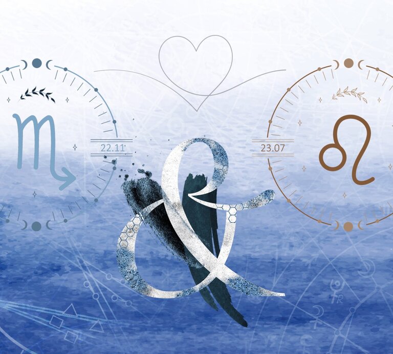 Die astrologischen Symbole der Sternzeichen Skorpion und Löwe vor einer hellblauen Aquarellzeichnung. | © Shutterstock, Getty Images [M]