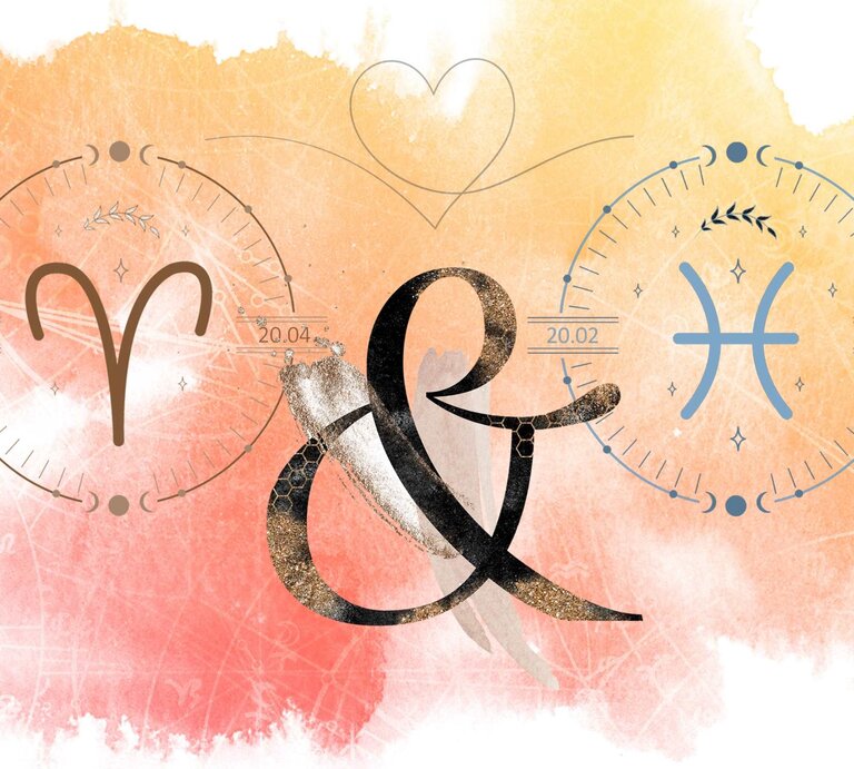 Die astrologischen Symbole der Sternzeichen Widder und Fische vor einer orangefarbenen Aquarellzeichnung. | © Shutterstock, Getty Images [M]