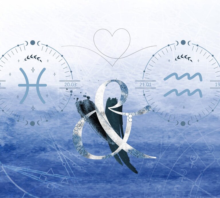 Die astrologischen Symbole der Sternzeichen Fische und Wassermann vor einer blauen Aquarellzeichnung. | © Shutterstock, Getty Images [M]