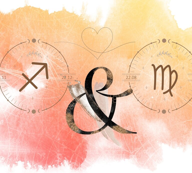 Die astrologischen Symbole der Sternzeichen Schütze und Skoprion vor einer orangefarbenen Aquarellzeichnung. | © Shutterstock, Getty Images [M]