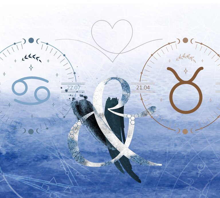 Die astrologischen Symbole der Sternzeichen Krebs und Stier vor einer hellblauen Aquarellzeichnung. | © Shutterstock, Getty Images [M]