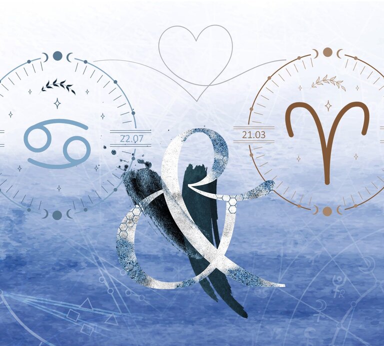 Die astrologischen Symbole der Sternzeichen Krebs und Widder vor einer hellblauen Aquarellzeichnung. | © Shutterstock, Getty Images