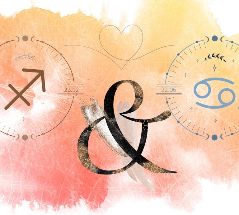 Die astrologischen Symbole der Sternzeichen Schütze und Krebs vor einer orangefarbenen Aquarellzeichnung. | © Shutterstock, Getty Images