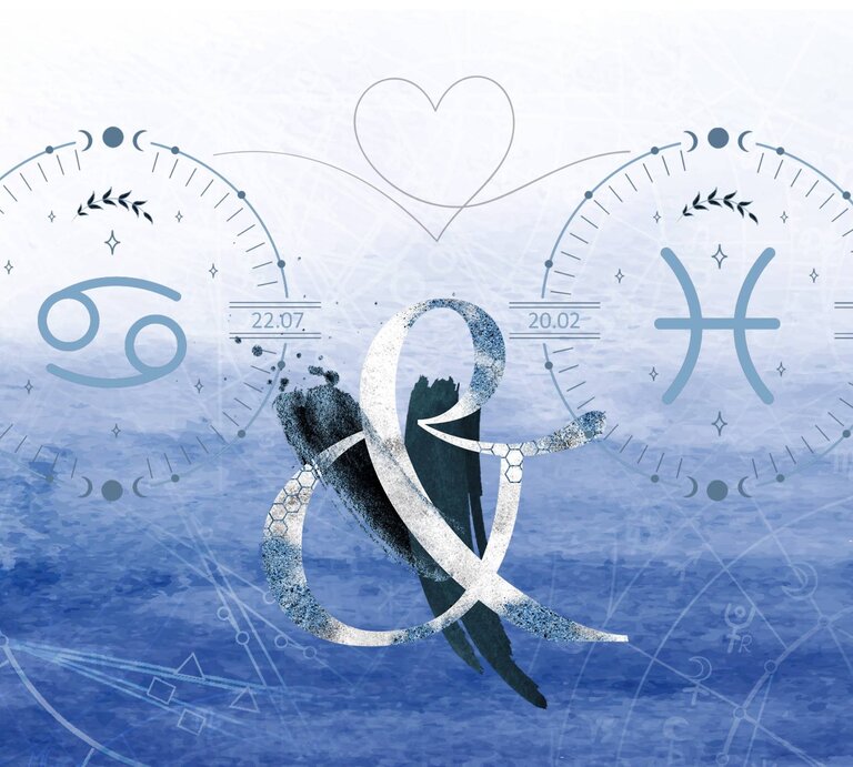 Die astrologischen Symbole der Sternzeichen Krebs und Fische vor einer hellblauen Aquarellzeichnung. | © Shutterstock, Getty Images