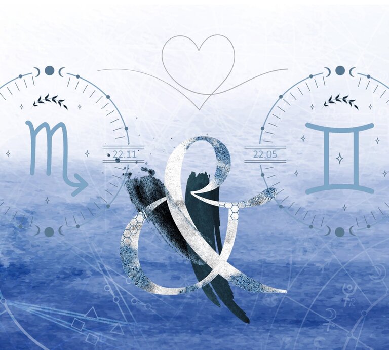 Die astrologischen Symbole der Sternzeichen Skorpion und Zwillinge vor einer hellblauen Aquarellzeichnung. | © Shutterstock, Getty Images