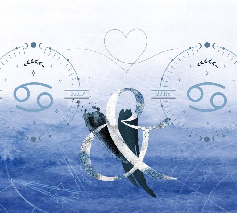 Die astrologischen Symbole der Sternzeichen Krebs und Krebs vor einer hellblauen Aquarellzeichnung. | © Shutterstock, Getty Images