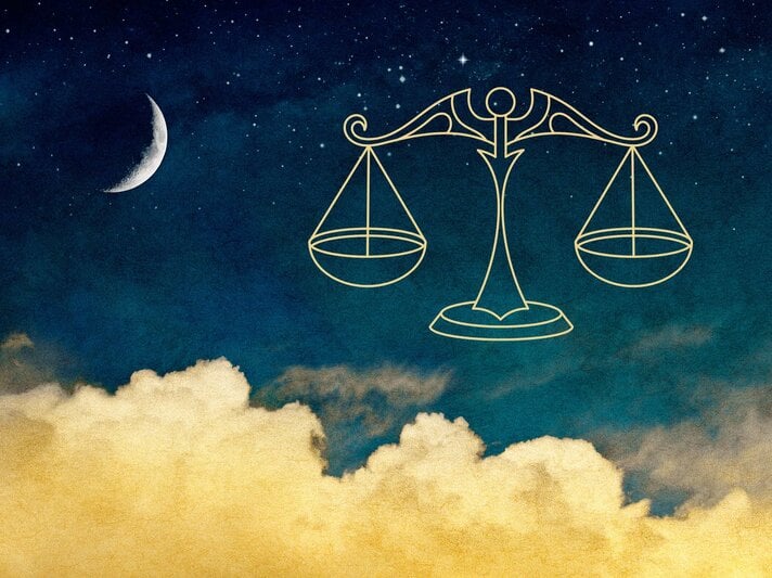 Grafik mit dem astrologischen Symbol des Sternzeichens Waage vor dem Hintergrund eines Viertelmondes und gelben Wolken. Der Kosmos ist ein Farbverlauf von unten nach oben von Dunkelgrün zu Dunkelblau. Im Dunkelblauen Bereich sind zahlreiche Sterne zu sehen. | © SchraderStock und sketchify via Canva.com [M]