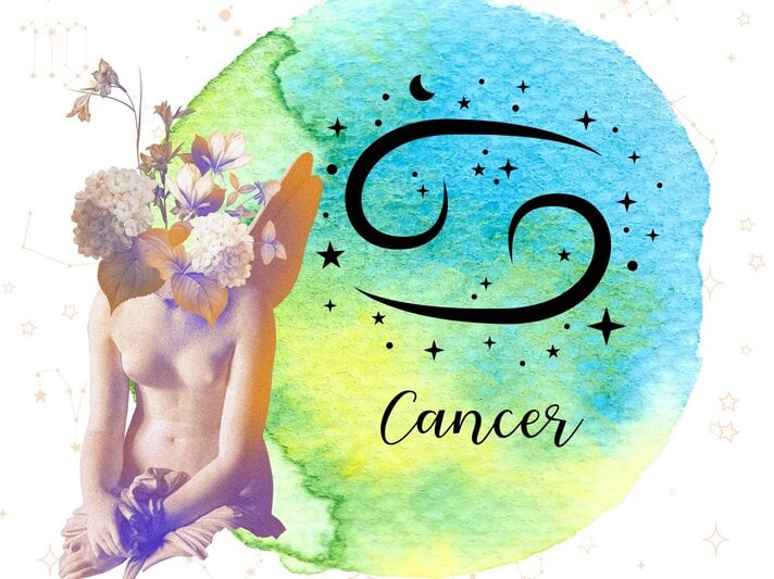 Das astrologische Symbol des Sternzeichens Krebs vor einem blau-grünen Kreis, der mit Aquarelltechnik gezeichnet wurde. Daneben steht eine griechische historische Skulptur, umgeben von floralen Ornamenten in zarten Rosétönen. Im Hintergrund sind Grafiken goldener Sterne zu sehen. | © Natali Batu, Artist4love, OneyWhyStudio und samudri7 via Canva.com [M]