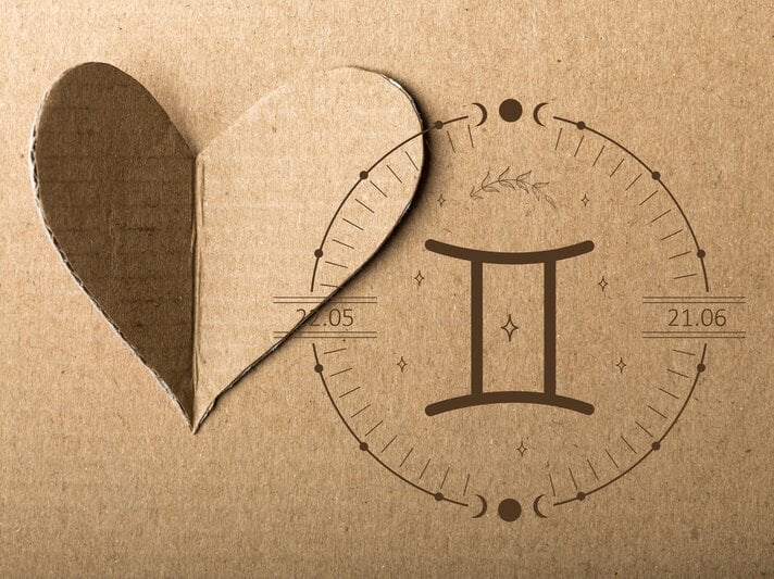 Neben einem ausgeschnittenen Herz aus Pappe ist das astrologischen Symbol des Sternzeichens Zwillinge. | © DAPA Images und Keronyart’s Images/ Be keronyart via Canva.com [M]