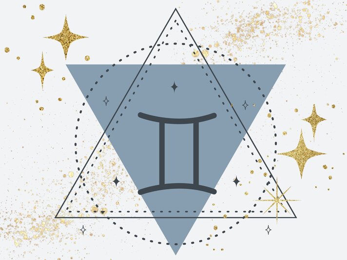 Das astrologische Symbol für das Sternzeichen Zwillinge vor einem dunkelgrauen Dreieck, dessen Spitze nach unten zeigt, umgeben von goldenen Sternen. | © Keronyart's Images/ Be keronyart, Anastezia Luneva und Ourevent.id/ rntyass via Canva.com [M]
