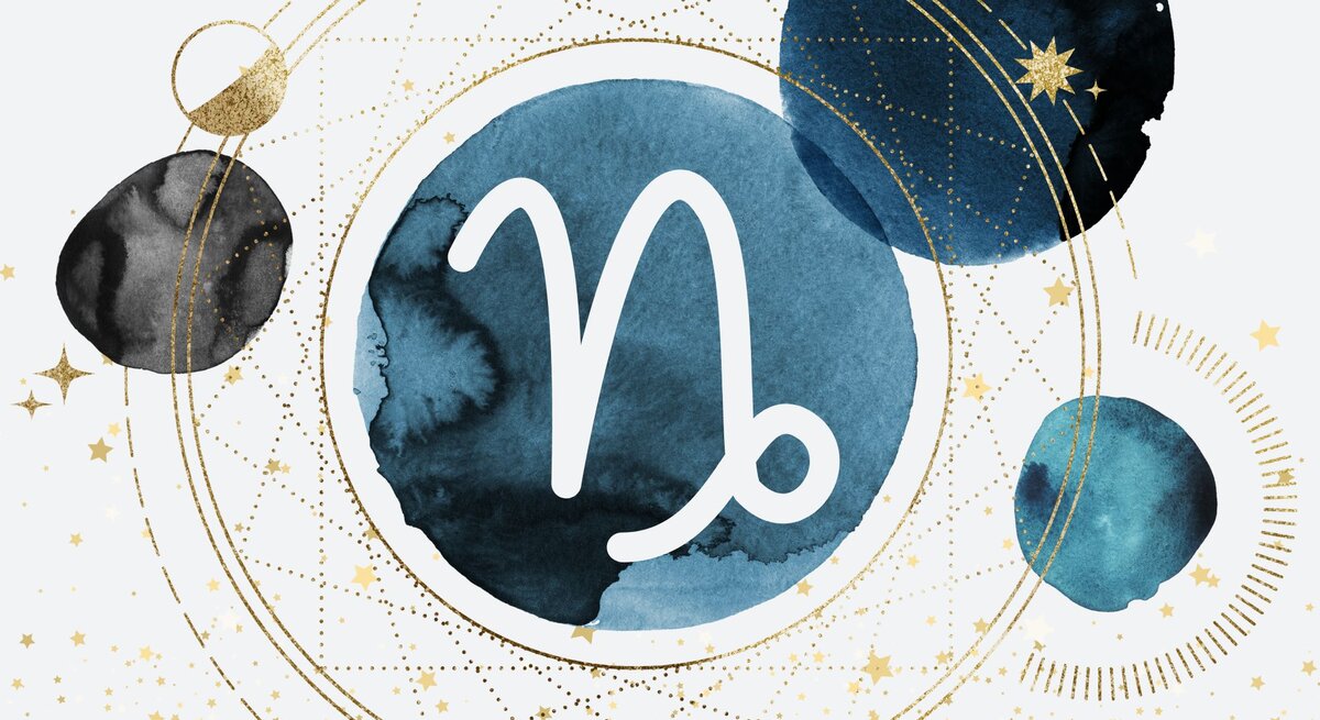 Drei Planeten in Aquarelltechnik in der Farbe Blau kreisen um einen vierten auf goldenen Bahnen, auf denen kleinere goldene Planeten zu sehen sind. Innerhalb des Planeten im Zentrum ist das astrologische Symbol des Sternzeichens Steinbock zu sehen.