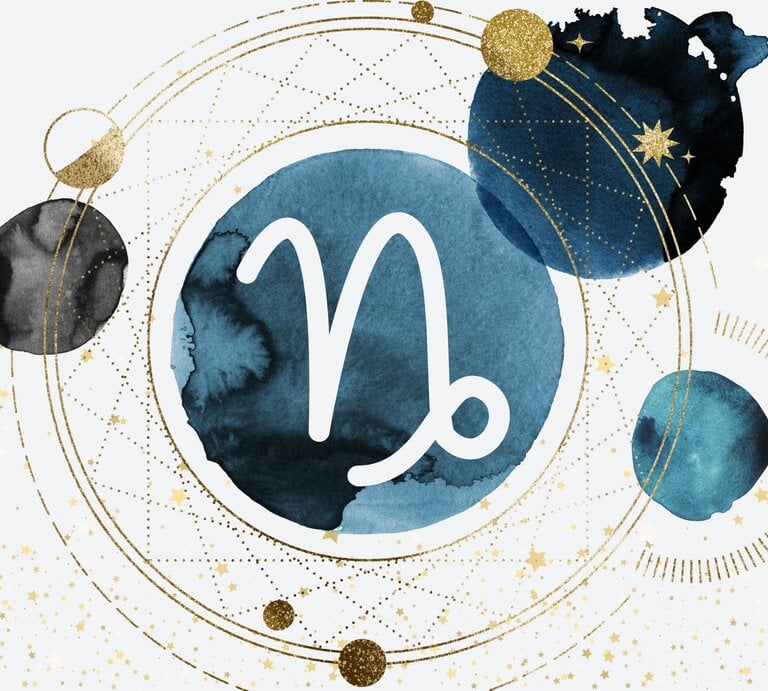 Drei Planeten in Aquarelltechnik in der Farbe Blau kreisen um einen vierten auf goldenen Bahnen, auf denen kleinere goldene Planeten zu sehen sind. Innerhalb des Planeten im Zentrum ist das astrologische Symbol des Sternzeichens Steinbock zu sehen. | © Larchtree/ Elena Roussanova, Vitali Barida und Anastezia Luneva via Canva.com [M]