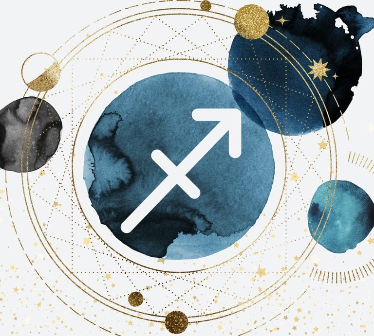 Drei Planeten in Aquarelltechnik in der Farbe Blau kreisen um einen vierten auf goldenen Bahnen, auf denen kleinere goldene Planeten zu sehen sind. Innerhalb des Planeten im Zentrum ist das astrologische Symbol des Sternzeichens Schütze zu sehen. | © Larchtree/ Elena Roussanova, Vitali Barida und Anastezia Luneva via Canva.com [M]