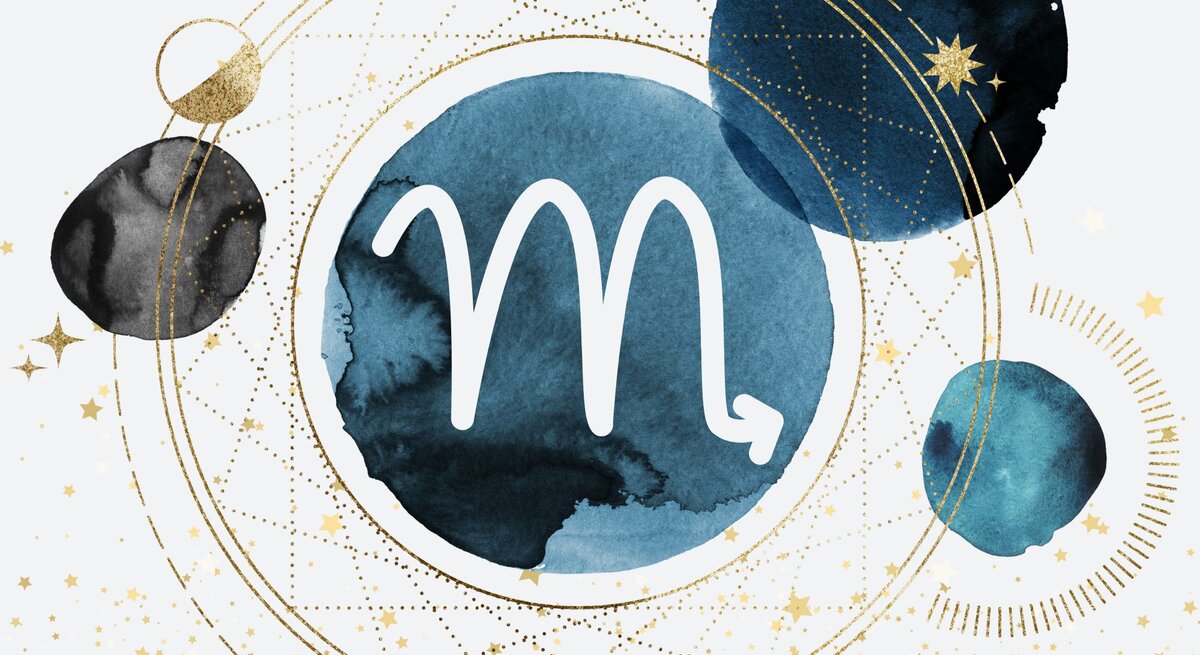 Drei Planeten in Aquarelltechnik in der Farbe Blau kreisen um einen vierten auf goldenen Bahnen, auf denen kleinere goldene Planeten zu sehen sind. Innerhalb des Planeten im Zentrum ist das astrologische Symbol des Sternzeichens Skorpion zu sehen.