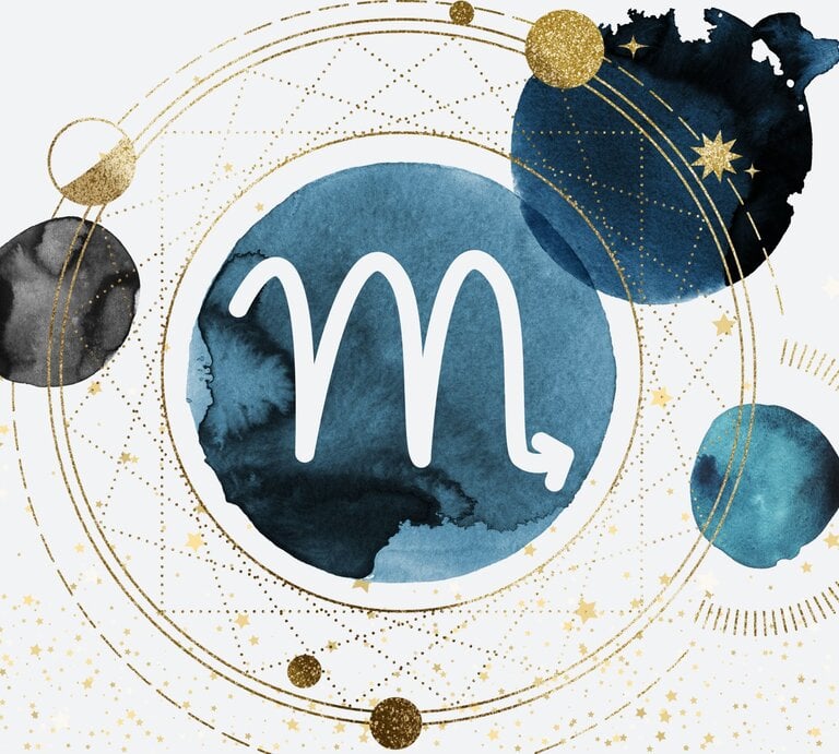 Drei Planeten in Aquarelltechnik in der Farbe Blau kreisen um einen vierten auf goldenen Bahnen, auf denen kleinere goldene Planeten zu sehen sind. Innerhalb des Planeten im Zentrum ist das astrologische Symbol des Sternzeichens Skorpion zu sehen. | © Larchtree/ Elena Roussanova, Vitali Barida und Anastezia Luneva via Canva.com [M]