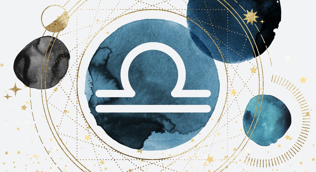 Drei Planeten in Aquarelltechnik in der Farbe Blau kreisen um einen vierten auf goldenen Bahnen, auf denen kleinere goldene Planeten zu sehen sind. Innerhalb des Planeten im Zentrum ist das astrologische Symbol des Sternzeichens Waage zu sehen.