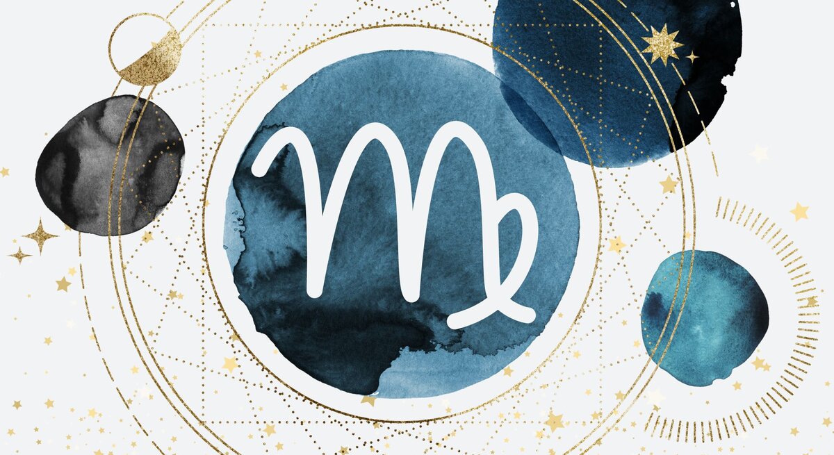 Drei Planeten in Aquarelltechnik in der Farbe Blau kreisen um einen vierten auf goldenen Bahnen, auf denen kleinere goldene Planeten zu sehen sind. Innerhalb des Planeten im Zentrum ist das astrologische Symbol des Sternzeichens Jungfrau zu sehen.