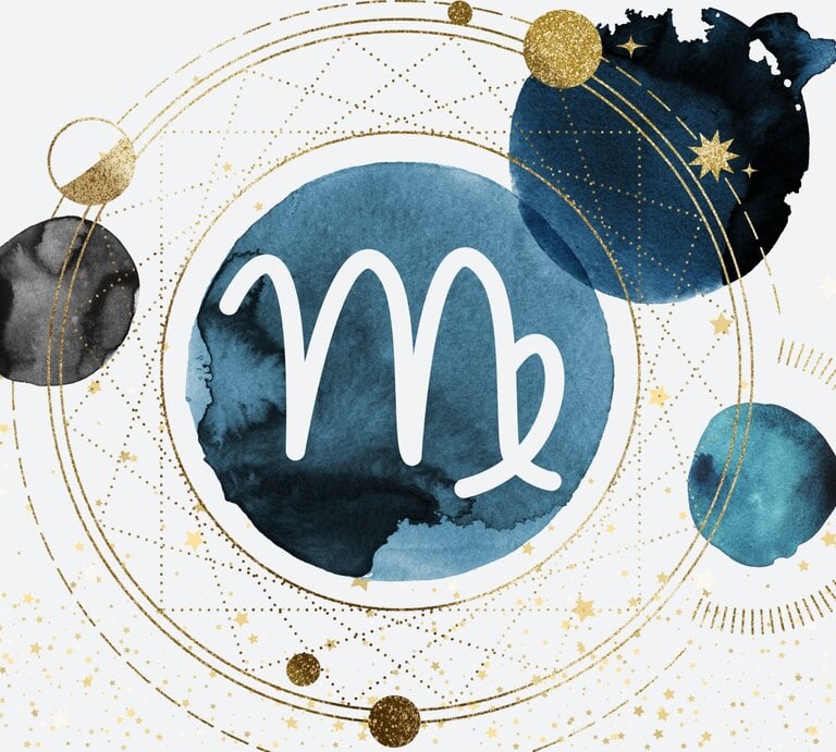 Drei Planeten in Aquarelltechnik in der Farbe Blau kreisen um einen vierten auf goldenen Bahnen, auf denen kleinere goldene Planeten zu sehen sind. Innerhalb des Planeten im Zentrum ist das astrologische Symbol des Sternzeichens Jungfrau zu sehen. | © Larchtree/ Elena Roussanova, Vitali Barida und Anastezia Luneva via Canva.com [M]