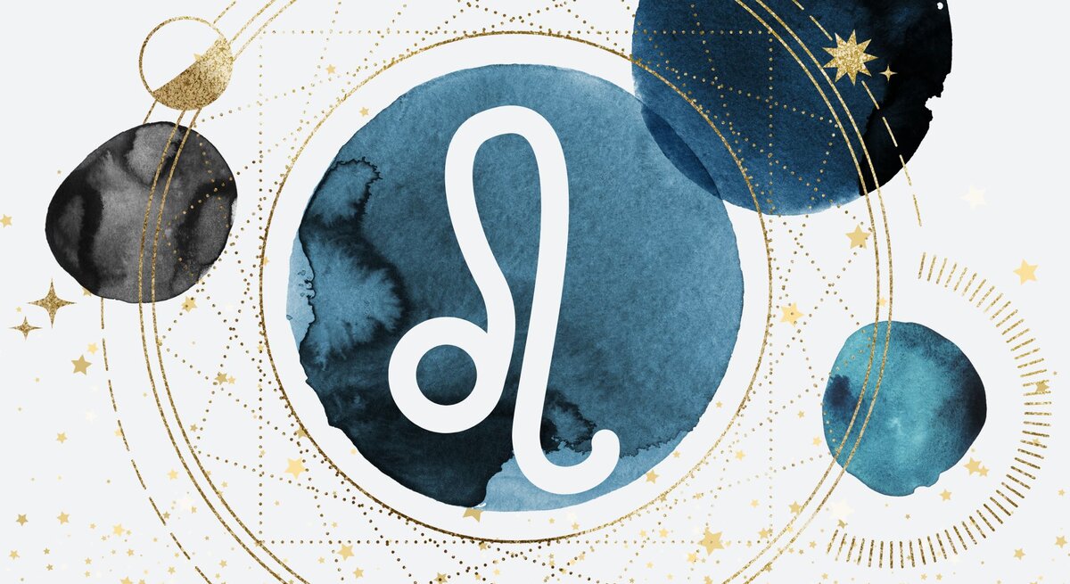 Drei Planeten in Aquarelltechnik in der Farbe Blau kreisen um einen vierten auf goldenen Bahnen, auf denen kleinere goldene Planeten zu sehen sind. Innerhalb des Planeten im Zentrum ist das astrologische Symbol des Sternzeichens Löwe zu sehen.