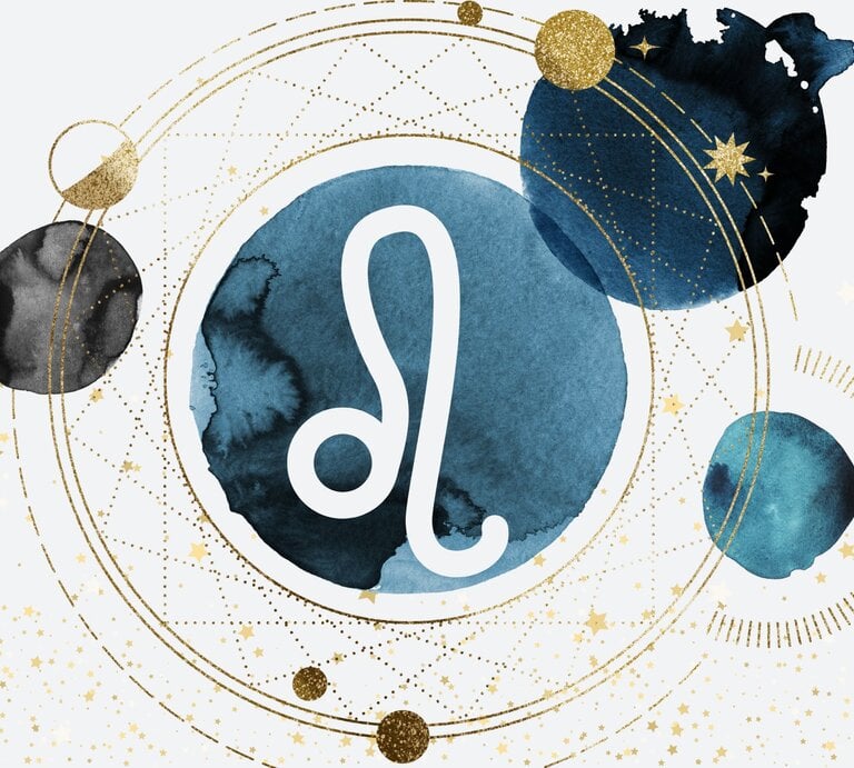 Drei Planeten in Aquarelltechnik in der Farbe Blau kreisen um einen vierten auf goldenen Bahnen, auf denen kleinere goldene Planeten zu sehen sind. Innerhalb des Planeten im Zentrum ist das astrologische Symbol des Sternzeichens Löwe zu sehen. | © Larchtree/ Elena Roussanova, Vitali Barida und Anastezia Luneva via Canva.com [M]