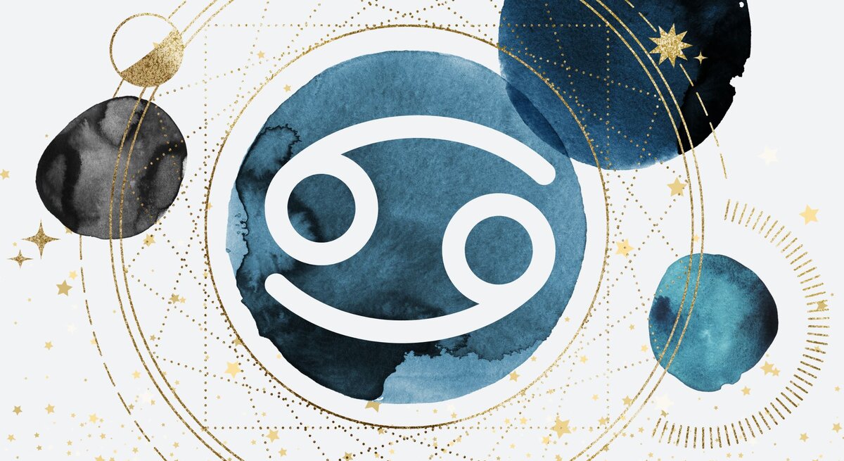 Drei Planeten in Aquarelltechnik in der Farbe Blau kreisen um einen vierten auf goldenen Bahnen, auf denen kleinere goldene Planeten zu sehen sind. Innerhalb des Planeten im Zentrum ist das astrologische Symbol des Sternzeichens Krebs zu sehen.