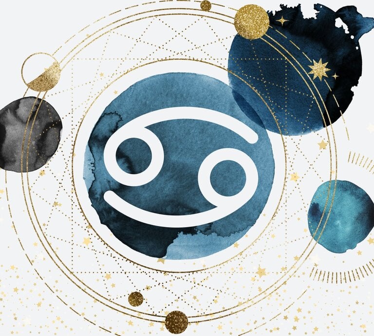 Drei Planeten in Aquarelltechnik in der Farbe Blau kreisen um einen vierten auf goldenen Bahnen, auf denen kleinere goldene Planeten zu sehen sind. Innerhalb des Planeten im Zentrum ist das astrologische Symbol des Sternzeichens Krebs zu sehen. | © Larchtree/ Elena Roussanova, Vitali Barida und Anastezia Luneva via Canva.com [M]