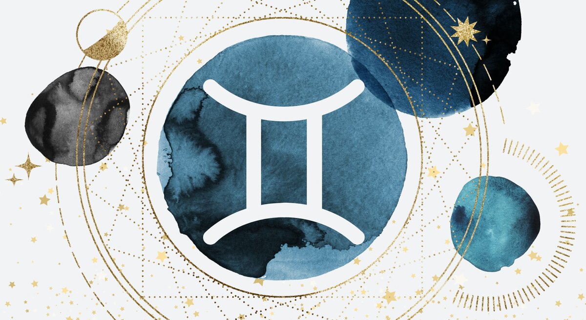 Drei Planeten in Aquarelltechnik in der Farbe Blau kreisen um einen vierten auf goldenen Bahnen, auf denen kleinere goldene Planeten zu sehen sind. Innerhalb des Planeten im Zentrum ist das astrologische Symbol des Sternzeichens Zwillinge zu sehen.