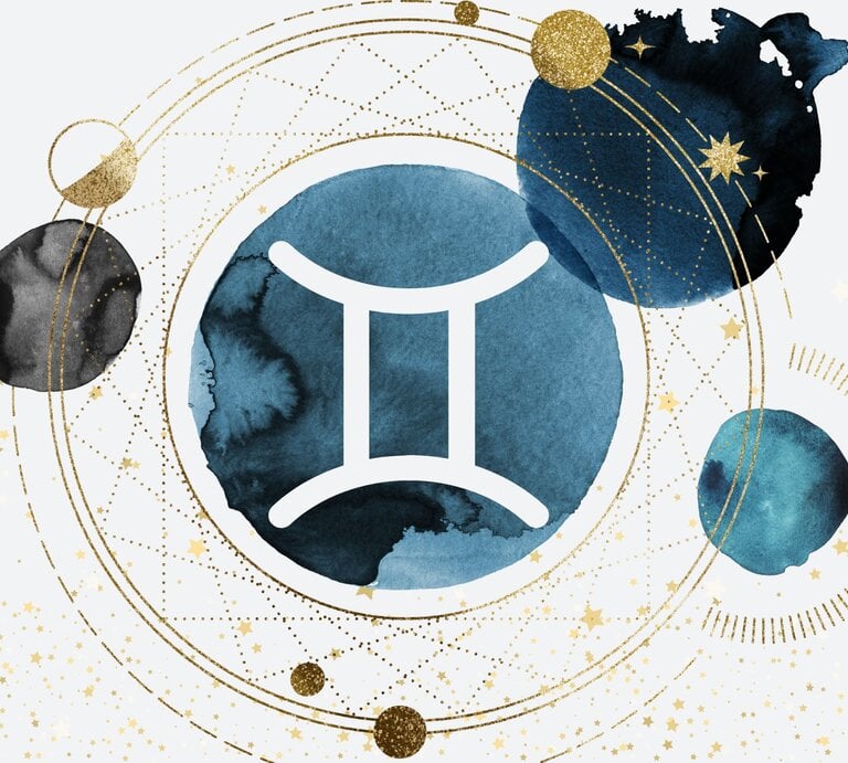 Drei Planeten in Aquarelltechnik in der Farbe Blau kreisen um einen vierten auf goldenen Bahnen, auf denen kleinere goldene Planeten zu sehen sind. Innerhalb des Planeten im Zentrum ist das astrologische Symbol des Sternzeichens Zwillinge zu sehen. | © Larchtree/ Elena Roussanova, Vitali Barida und Anastezia Luneva via Canva.com [M]